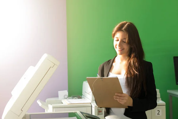 Eine Junge Studentin Einem Kopierzentrum Die Kopien Für Ihre Abschlussprüfungen — Stockfoto