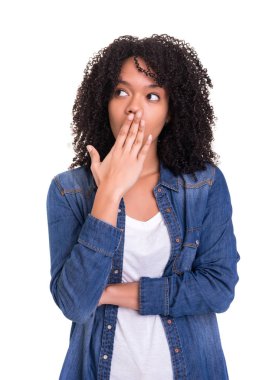 Büyük fikir beyaz arka plan üzerinde izole olan genç kadın