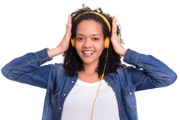 年轻非洲妇女听音乐隔绝在白色背景上 — 图库照片