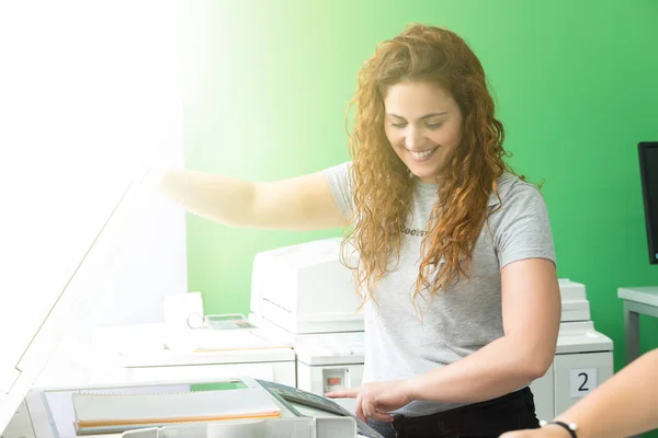 Junge Studentin Kopierzentrum Nimmt Kopien Für Abschlussprüfungen Entgegen — Stockfoto