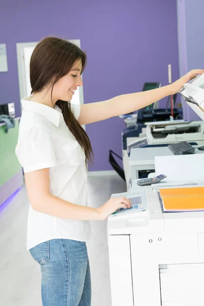 Tânăr Student Centrul Copiere Luând Câteva Copii Pentru Examenele Finale — Fotografie, imagine de stoc