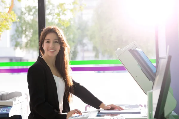 Junge Studentin Kopierzentrum Nimmt Kopien Für Abschlussprüfungen Entgegen — Stockfoto