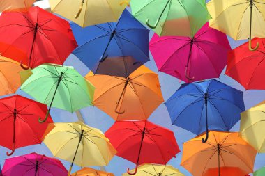 Bir sürü şehir Agueda, Portekiz gökyüzünde boyama şemsiye