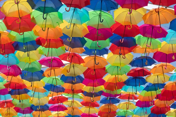 在葡萄牙 Agueda 的城市 许多遮阳伞着色天空 — 图库照片