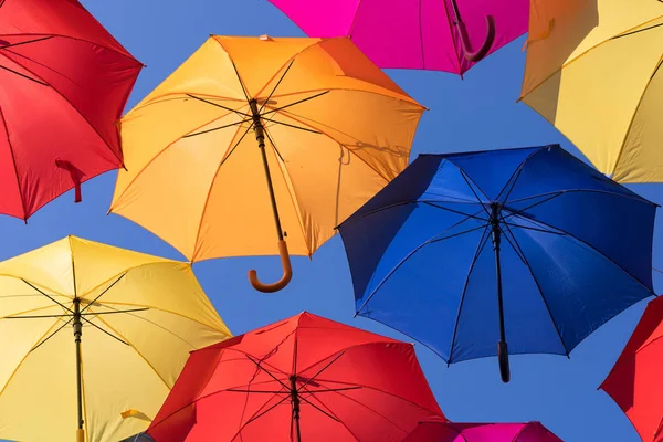 在葡萄牙 Agueda 的城市 许多遮阳伞着色天空 — 图库照片