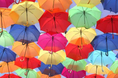 gökyüzü arka plan, Agueda, Portekiz üzerinde renkli şemsiyeler topluluğu 