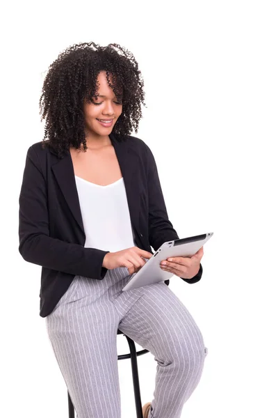 Jonge Afro Amerikaanse Zakenvrouw Werken Met Tablet Terwijl Vergadering Stoel — Stockfoto