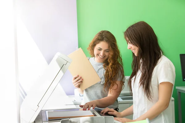 Zwei Studenten Kopierzentrum Die Kopien Für Die Abschlussprüfungen Machen — Stockfoto