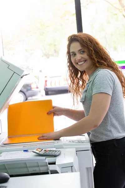 Young Student Copy Center Taking Copies Final Exams — Stock Photo, Image