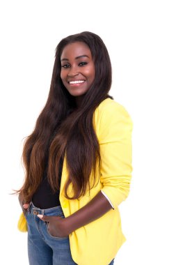 güzel genç Afrikalı kadın üzerinde beyaz izole poz