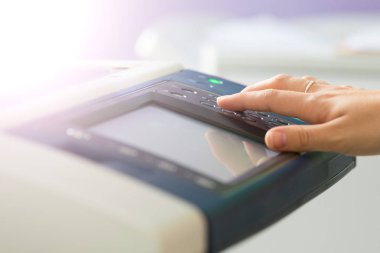 Genç bir öğrenci onun sonu sınavları için bazı kopya alma bir kopyalama merkezi 