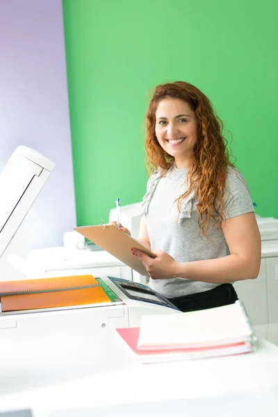 Eine Junge Studentin Einem Kopierzentrum Die Kopien Für Ihre Abschlussprüfungen — Stockfoto