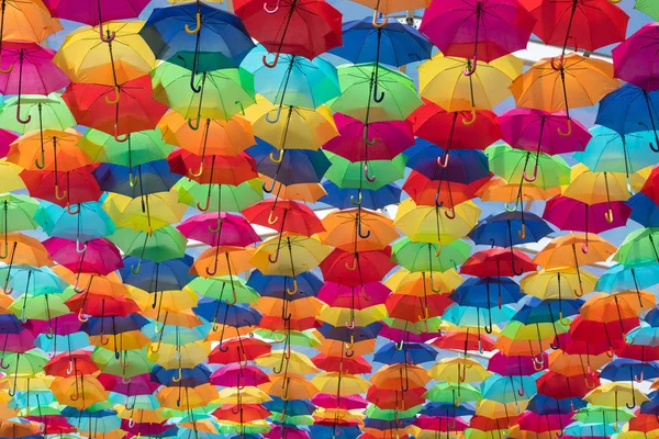 Sacco Ombrelli Colorano Cielo Nella Città Agueda Portogallo — Foto Stock