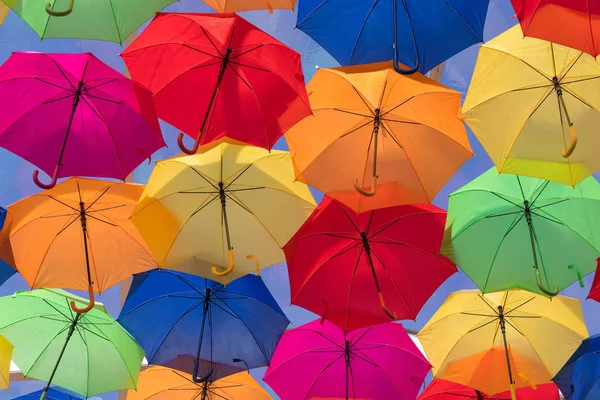 Sacco Ombrelli Colorano Cielo Nella Città Agueda Portogallo — Foto Stock