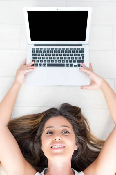Mooie Jonge Vrouw Thuis Ontspannen Haar Laptopcomputer — Stockfoto