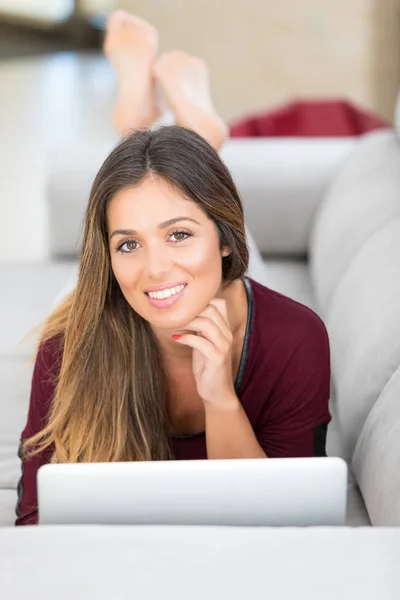 Schöne Junge Frau Entspannt Hause Auf Ihrem Laptop Computer — Stockfoto