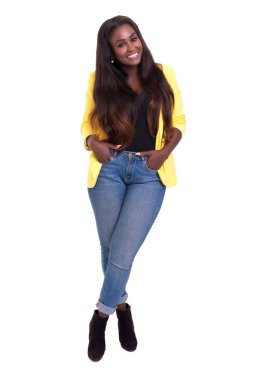 güzel genç Afrikalı kadın üzerinde beyaz izole poz