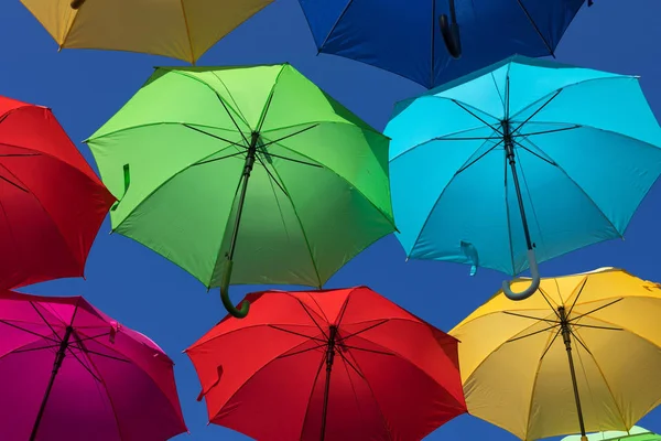 大量的遮阳伞着色在阿格 葡萄牙城市天空 — 图库照片