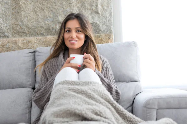 Bella Giovane Donna Rilassante Casa — Foto Stock