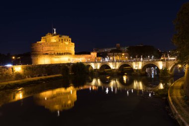 Roma Cityscape romantik gece manzarası. Aziz Angelo Kalesi ve köprü ile Panorama. Ünlü turizm Tiber ile. Işıklı seyahat peyzaj İtalya, Europe.