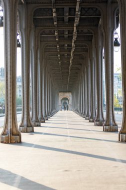 Sütunlar ve '' Bir Hakeim'' köprünün ayakları metal. İnsanlar yürür ve Paris.The Bridge Köprüsü altında koşu yapmak en ünlü ve tarihi dönüm noktası biridir