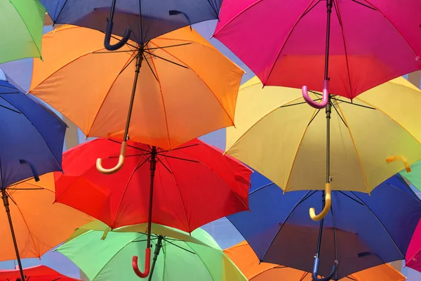 大量的遮阳伞着色在阿格 葡萄牙城市天空 — 图库照片