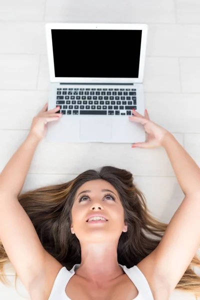 Mooie Jonge Vrouw Thuis Ontspannen Haar Laptopcomputer — Stockfoto