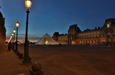 Paris - 8 Ekim 2018 Louvre Müzesi yaz aylarında alacakaranlıkta. Louvre Müzesi dünyanın en büyük müzelerinden biridir, 8 milyondan fazla ziyaretçi her yıl müze ziyaret.