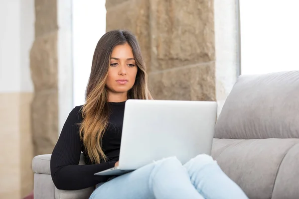 Hermosa Mujer Joven Que Relaja Casa Computadora Portátil —  Fotos de Stock