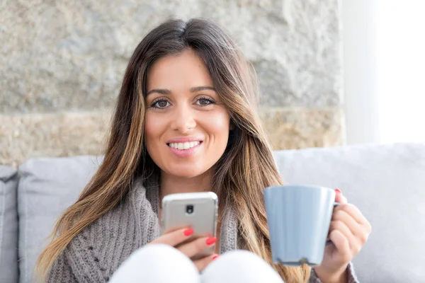 Belle Jeune Femme Relaxante Téléphone — Photo