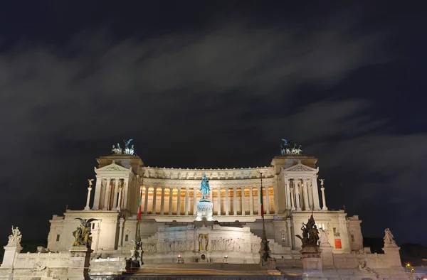 著名的维托里奥 埃马努埃莱 伊伊纪念碑在罗马威尼斯广场在夜间 — 图库照片