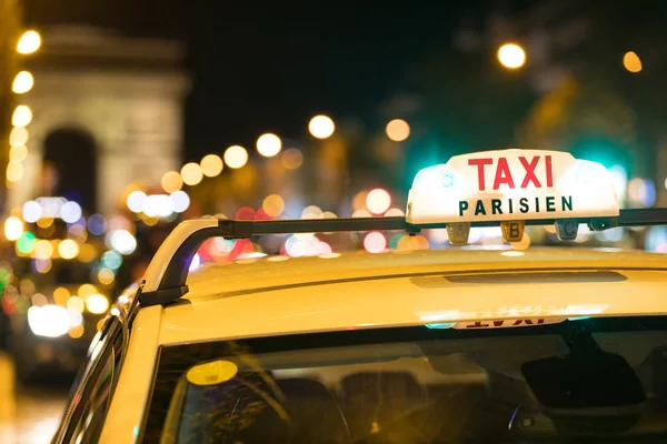 バック グラウンドでシャンゼリゼとフランスのタクシー — ストック写真