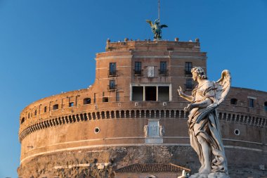 Aziz Angelo Kalesi ve köprü ile Panorama. Tiber ile ünlü turizm.