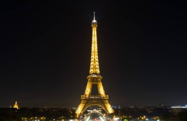 Paris, Fransa - 9 Ekim 2018: Gece güzel Eyfel Kulesi