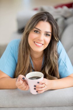 Güzel genç bayan evde dinleniyor.