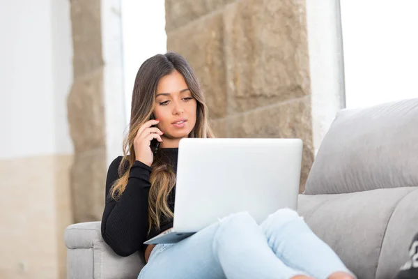 Hermosa Mujer Joven Que Relaja Casa Computadora Portátil —  Fotos de Stock