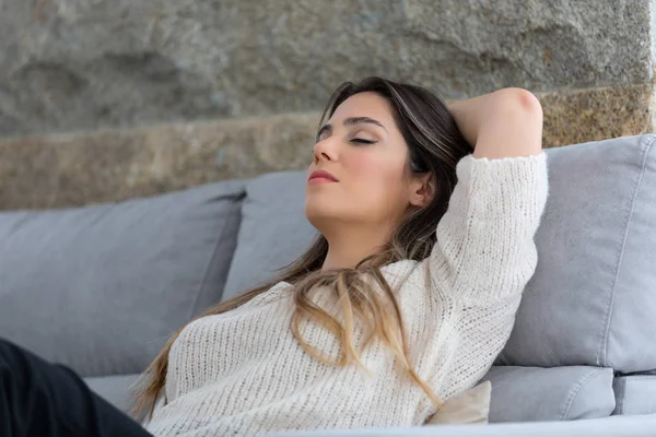 Bela Jovem Mulher Relaxante Casa — Fotografia de Stock