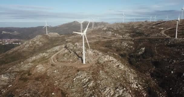 Windkraftanlagen Einer Landschaft Über Einem Schönen Blauen Himmel — Stockvideo