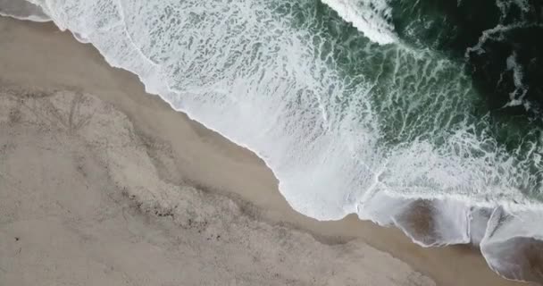 Vue par drone d'une belle plage portugaise 