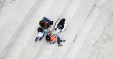 Grup çok etnik genç öğrenciler Üniversitesi Kampüsü