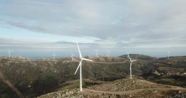 Windkraftanlagen Einer Landschaft Über Einem Schönen Blauen Himmel — Stockvideo