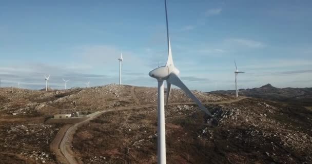 Turbinas Energía Eólica Paisaje Sobre Hermoso Cielo Azul — Vídeo de stock