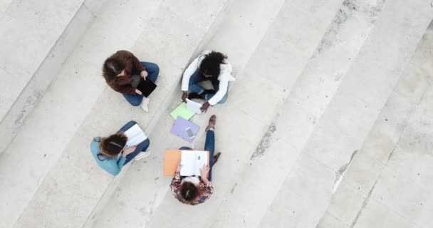 Grup Çok Etnik Genç Öğrenciler Üniversitesi Kampüsü — Stok video