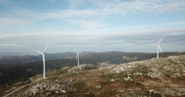 Rüzgar enerjisi türbinleri, peyzaj üzerinde güzel bir mavi gökyüzü