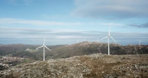 Turbinas Energia Eólica Paisagem Sobre Belo Céu Azul — Vídeo de Stock