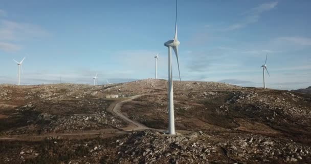 Větrné Energie Turbíny Krajina Nad Krásnou Modrou Oblohu — Stock video