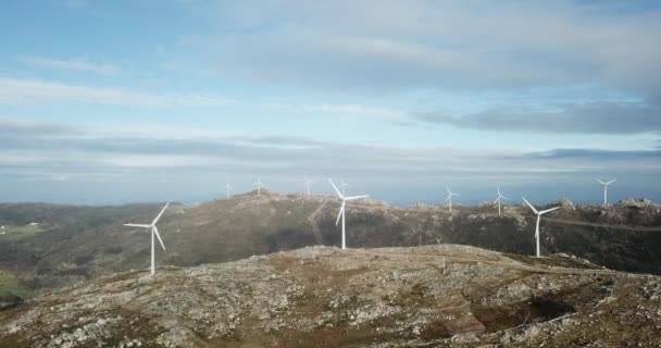 Energie Windturbines Landschap Een Mooie Blauwe Hemel — Stockvideo