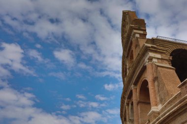 parçası Colosseum binanın altında mavi bulutlu gökyüzü, Roma, İtalya 