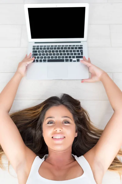 Jonge Vrouw Liggend Vloer Met Laptop — Stockfoto