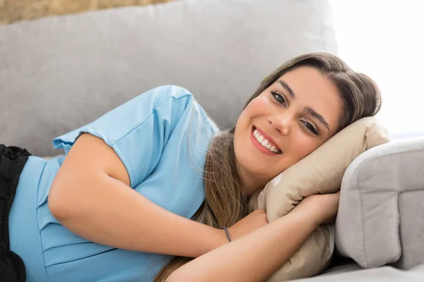 Hermosa Joven Mujer Relajándose Sofá Sonriendo —  Fotos de Stock